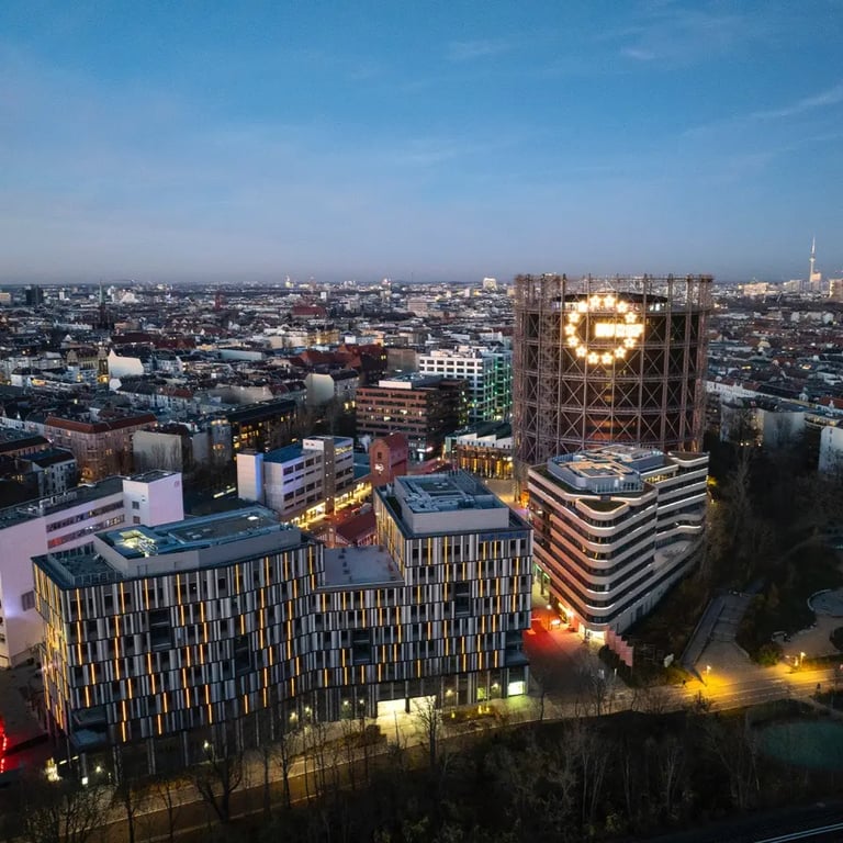 Steffen und Raphael vor der CONFERENCE Bühne lächeln ins Publikum