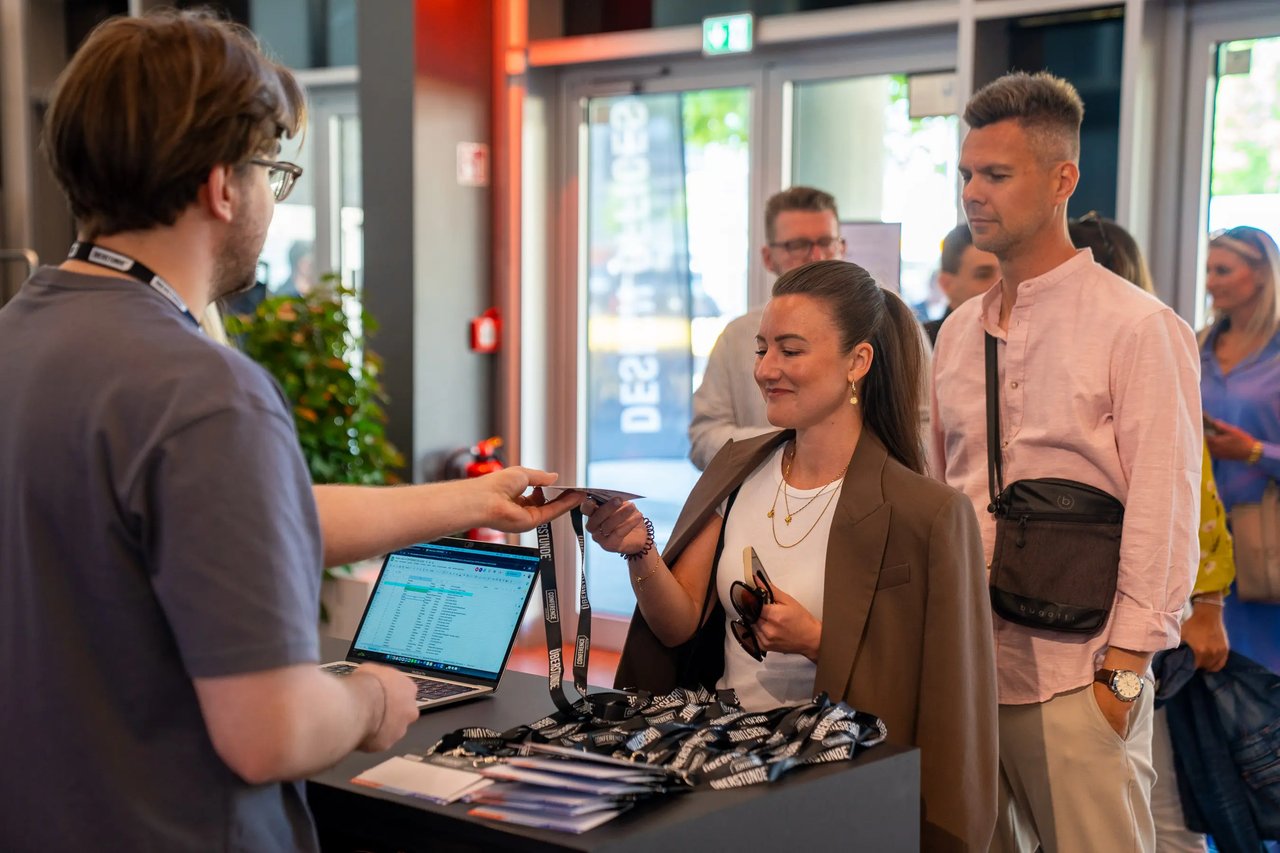 Speakerin auf der Bühne bei der CONFERENCE